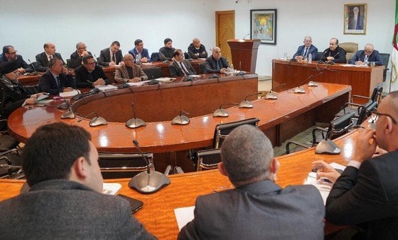 Minister Ghrib Discusses Advancing Algeria’s Electrical and Electronics Industries with Economic Operators