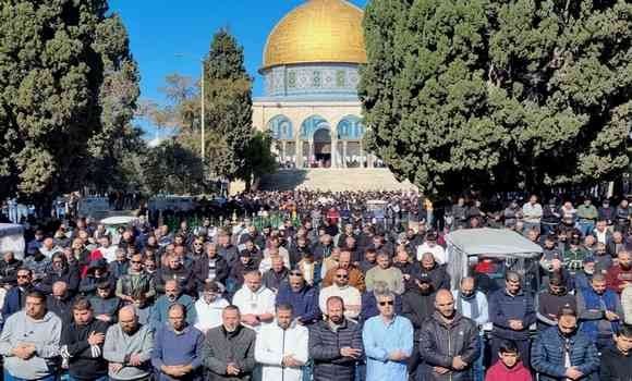 Palestine: Approximately 50,000 Worshippers Attend Friday Prayers at Al-Aqsa Mosque