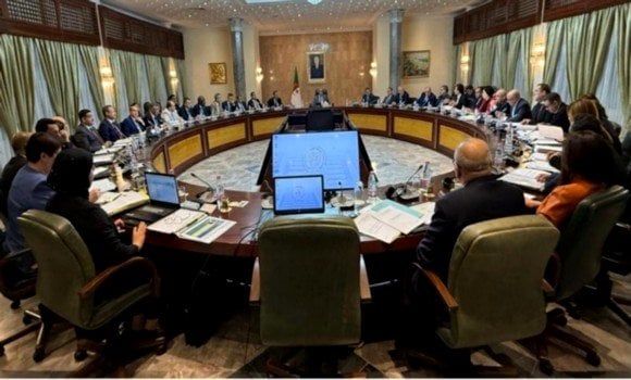 Government Meeting: Review of Draft Laws and Sectoral Briefings Led by Prime Minister