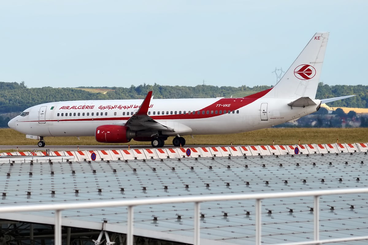 Safe Landing Highlights Professionalism: Air Algérie Crew Corrects Flight Path Near Toulouse