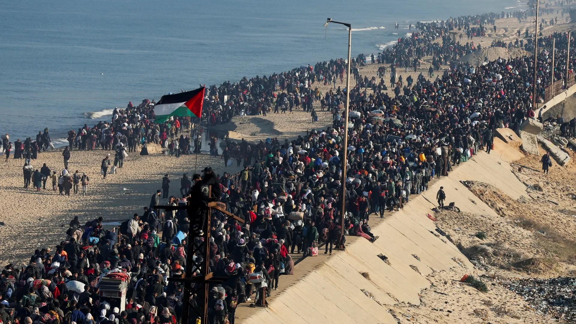 Gaza: Hundreds of Thousands Return Home Amidst Devastation