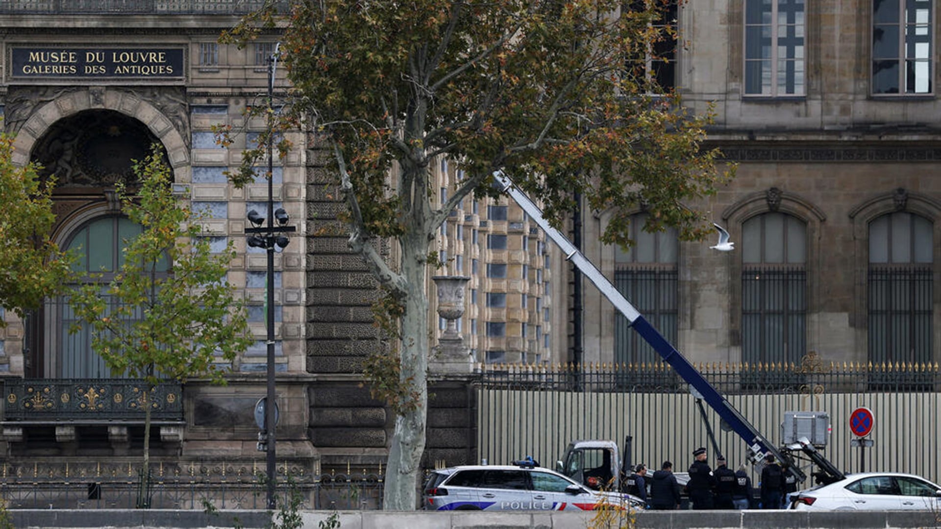 German Crane Company Turns Louvre Heist into Bold Marketing Stunt: “When You Need Things Done Fast”
