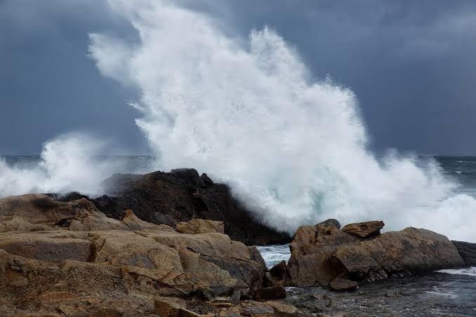 Algeria’s Coastal Regions Brace for High Waves: National Weather Service Issues Alert