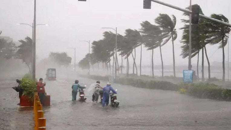 Vietnam Shuts Down Airports as Typhoon Kalmaegi Approaches