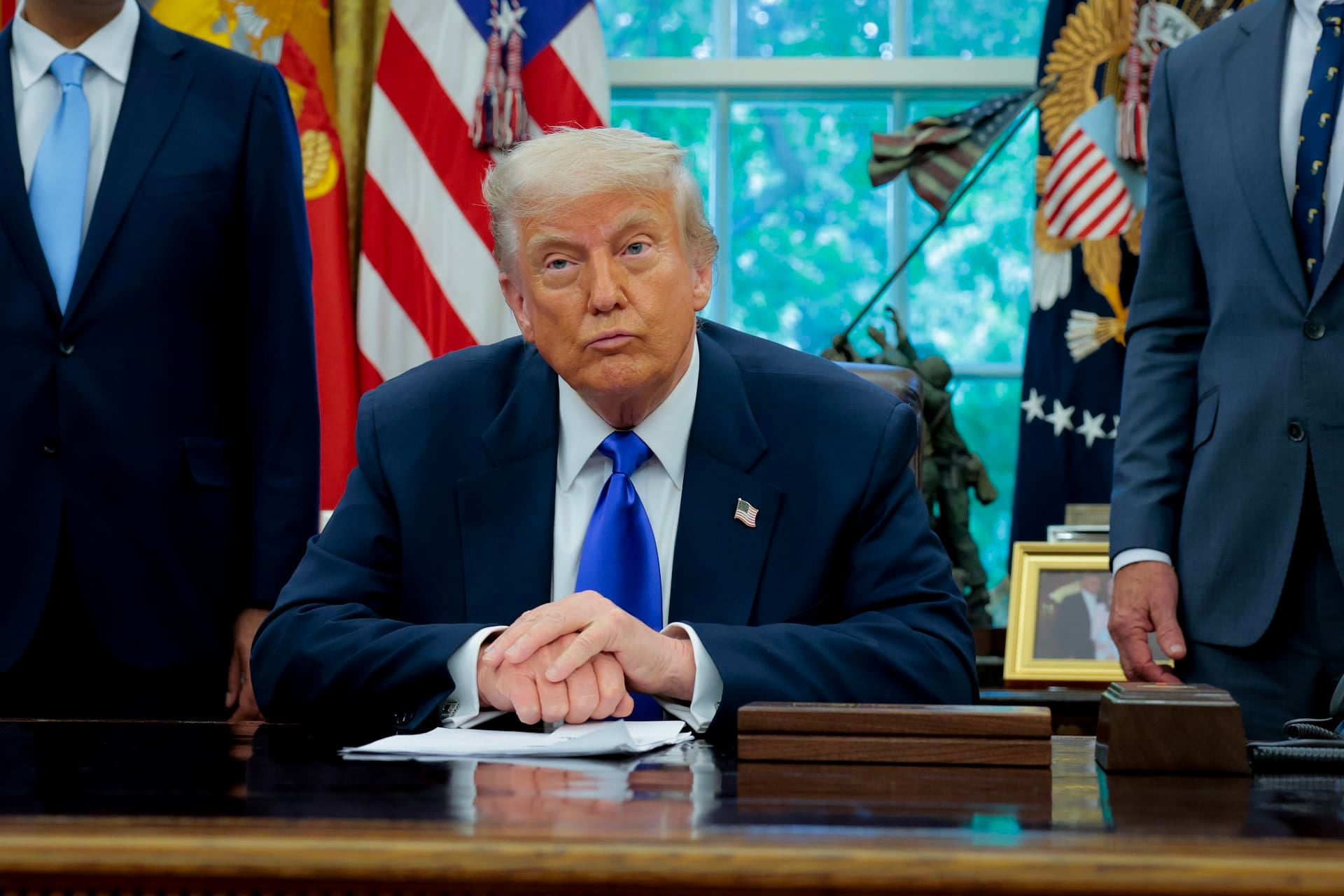 Trump Urges Republicans to End Government Shutdown Amid Travel Warnings