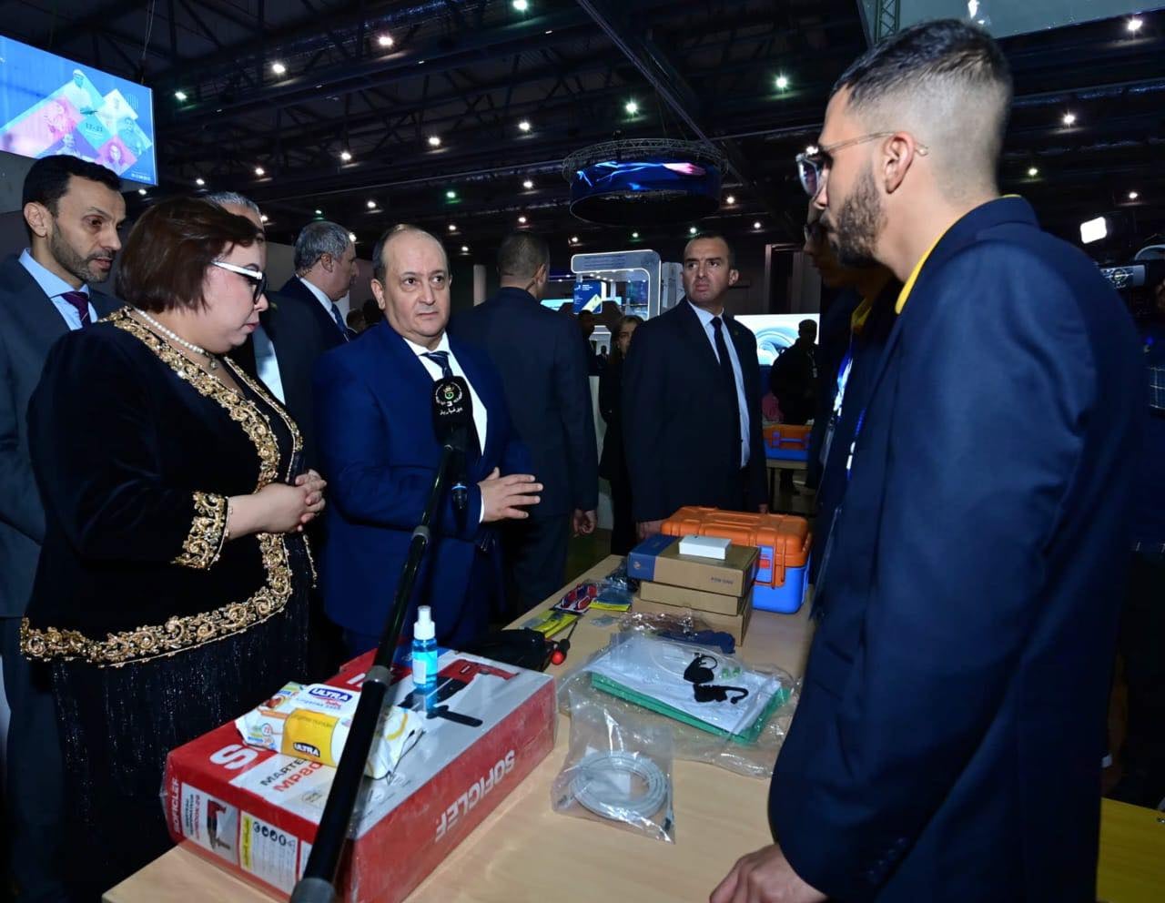 Prime Minister Inspects National Professions Exhibition in Oran