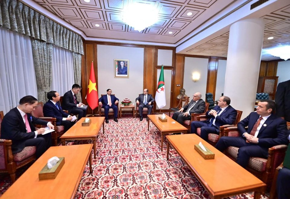 Algerian Prime Minister Holds Talks with Vietnamese Counterpart