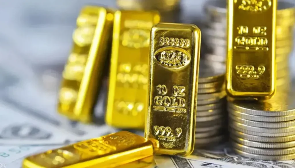 Gold Prices Dip as Dollar Strengthens, Rate Cut Expectations Fade