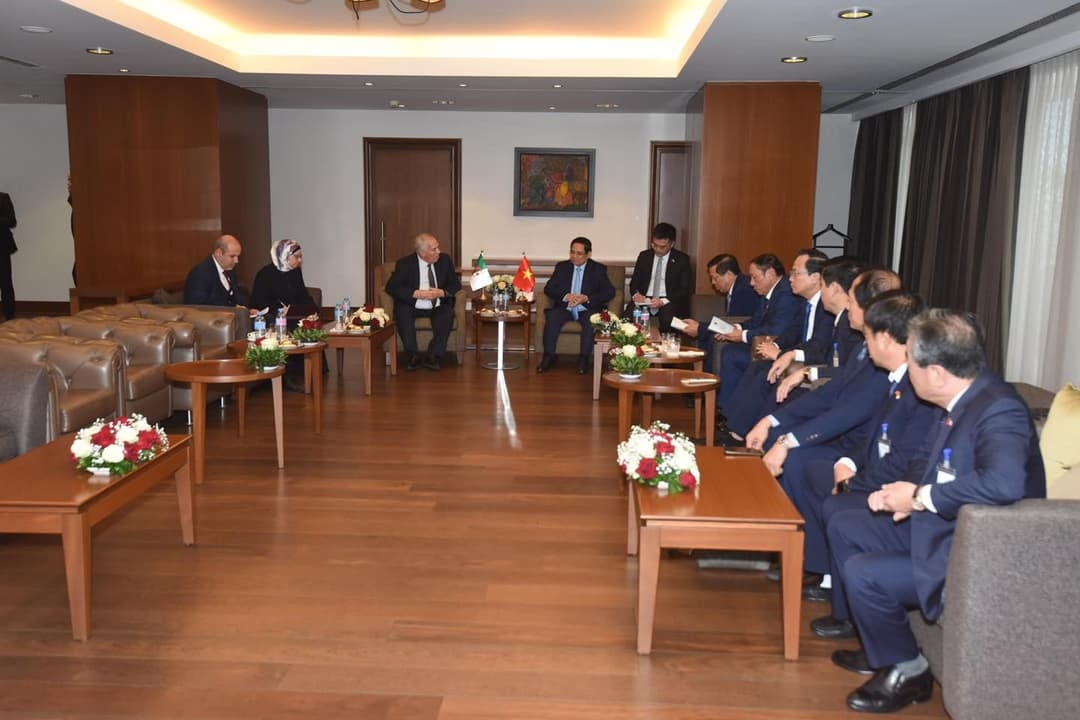 Algerian Veterans Minister Meets with Vietnamese Prime Minister