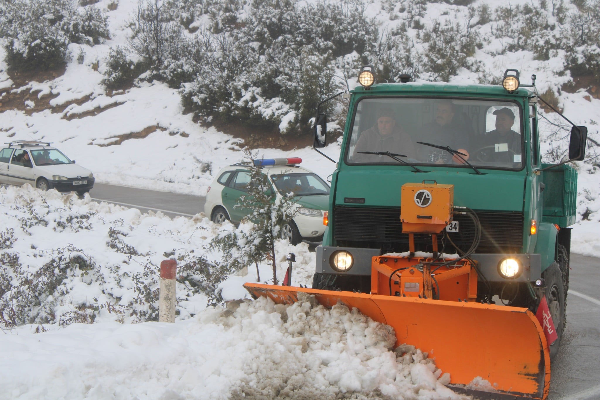 Snowfall Disrupts Traffic, Closes Roads in Tizi Ouzou, Bouira