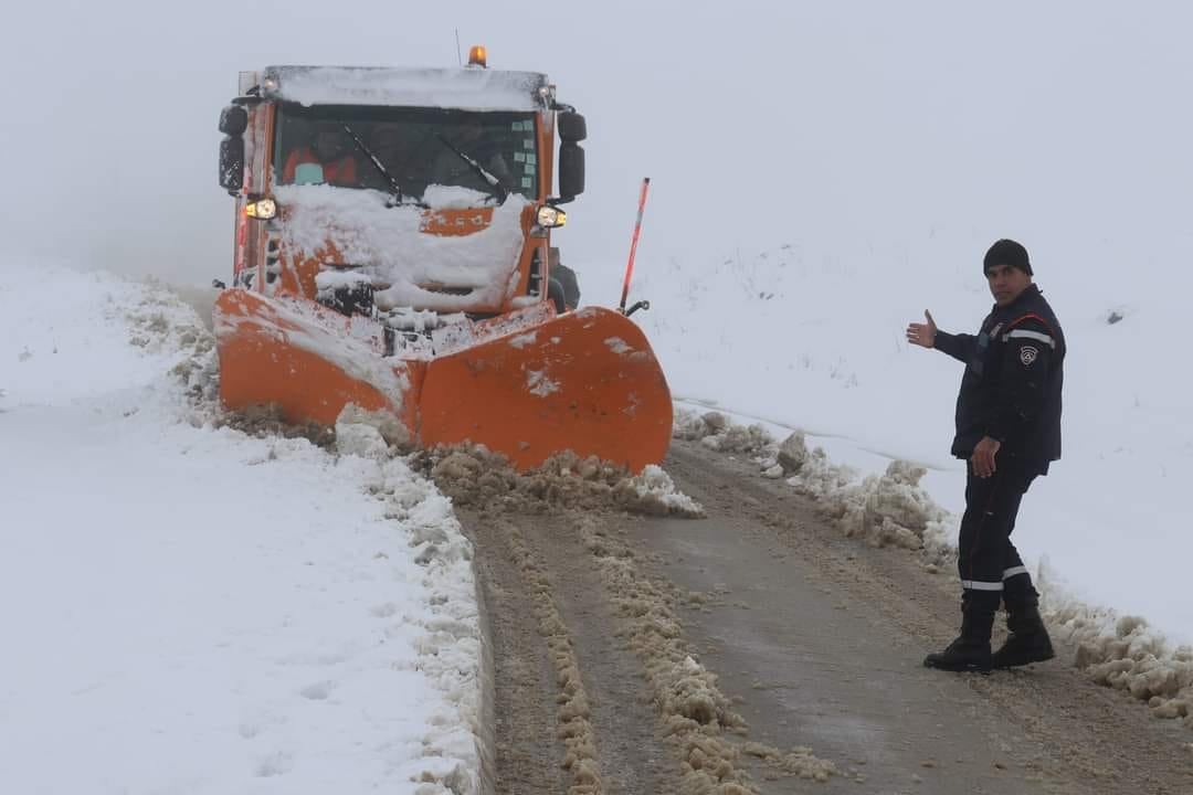 Snowfall Disrupts Travel: Roads Closed Across Several Regions