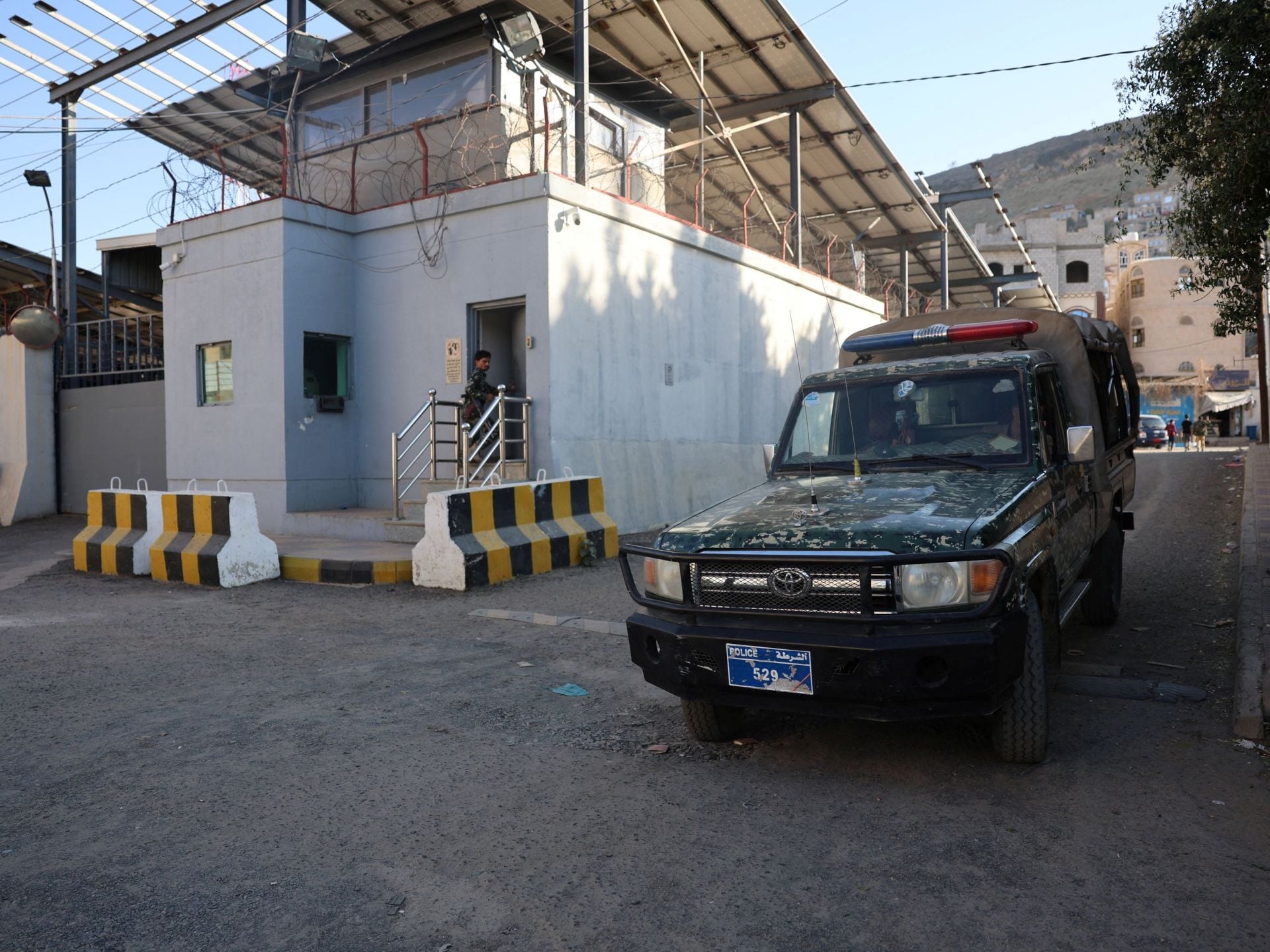 Houthi Court Sentences 17 to Death for Espionage