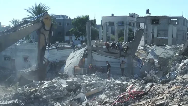 Civil Defense Recover Bodies from Gaza Mass Grave