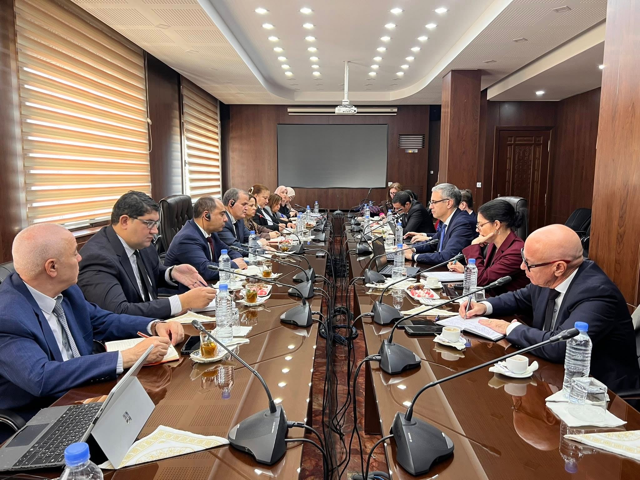 Minister Zeraik Holds Talks with IMF Delegation in Algiers