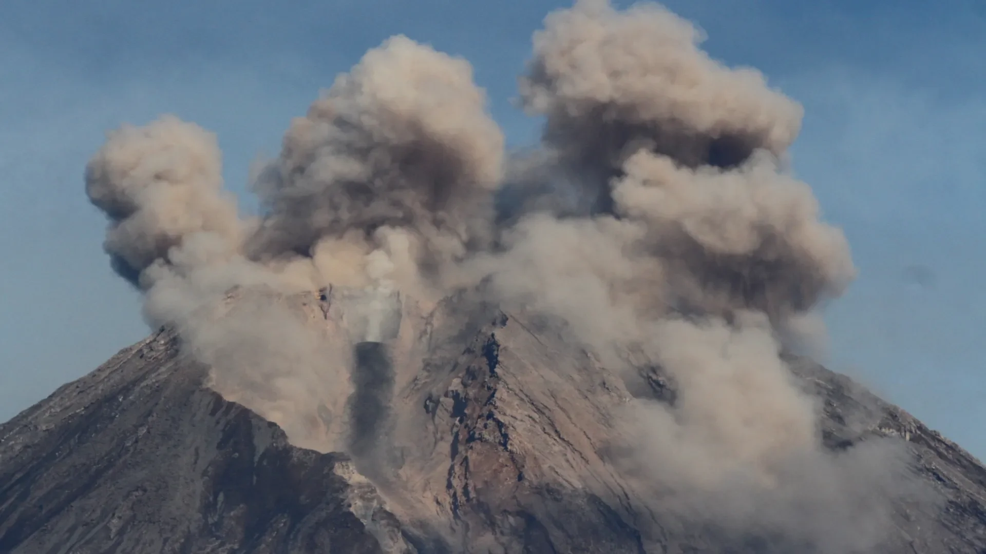 Mount Semeru Eruption Displaces Hundreds in Indonesia
