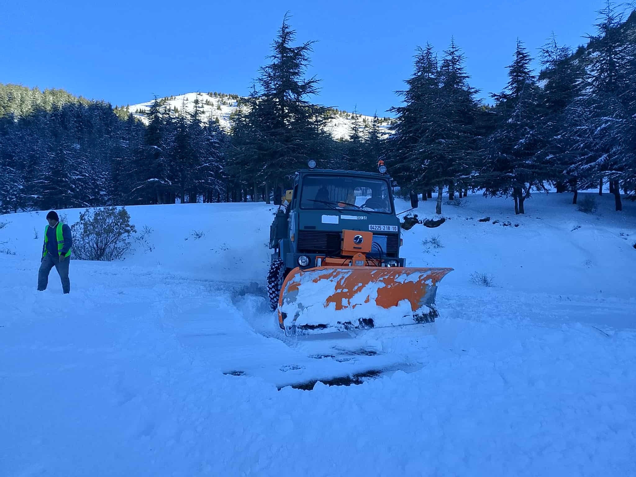 Snowfall Shuts Down Key Roads in Bouira and Tizi Ouzou