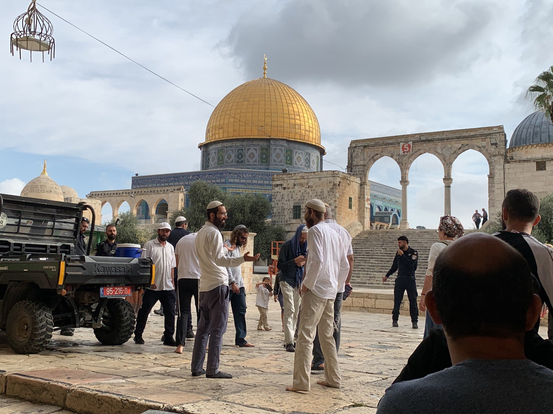 Settlers Storm Al-Aqsa Compound Under Israeli Police Protection
