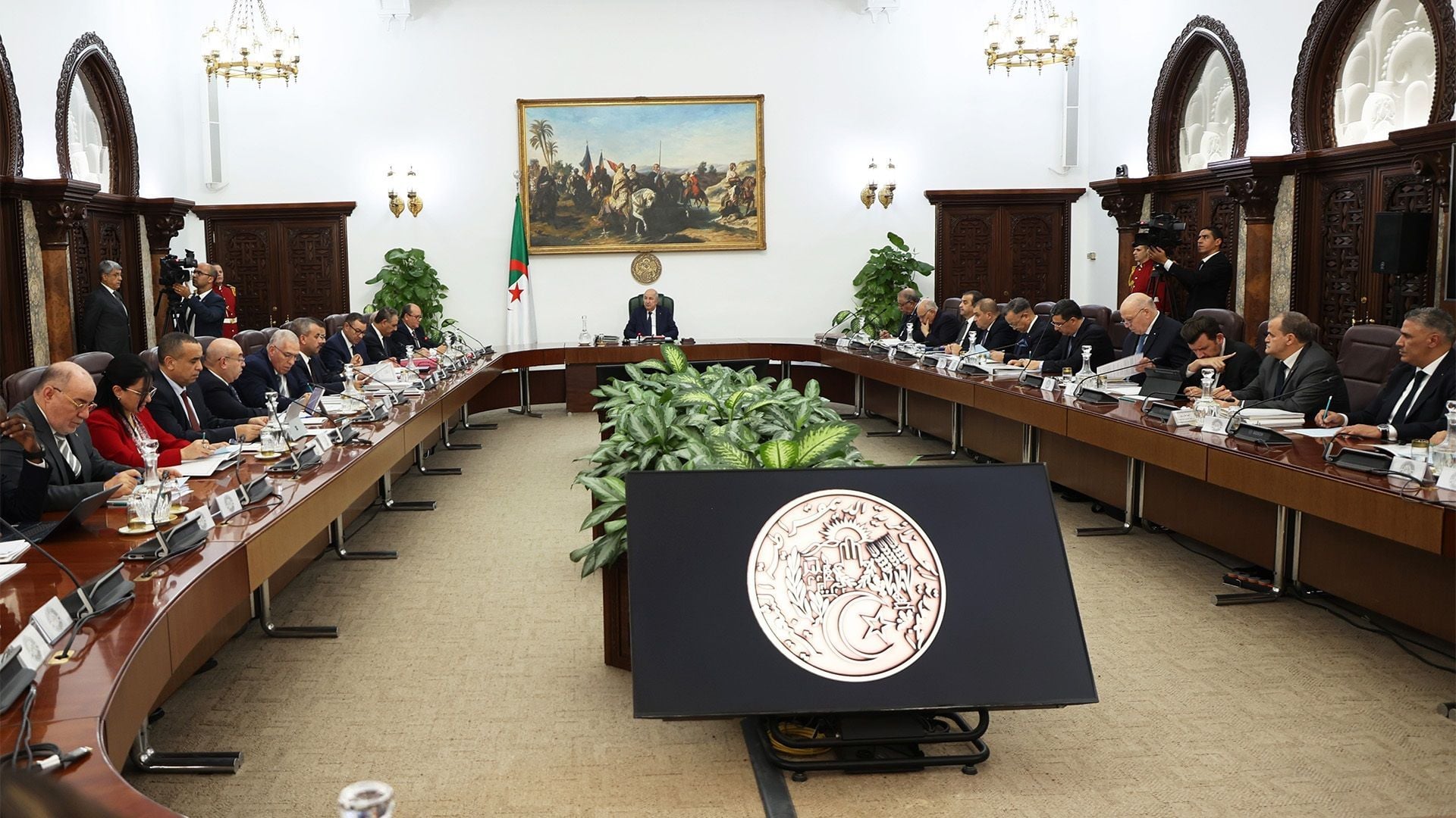 Algerian Cabinet Boosts Minimum Wage, Unemployment Benefits
