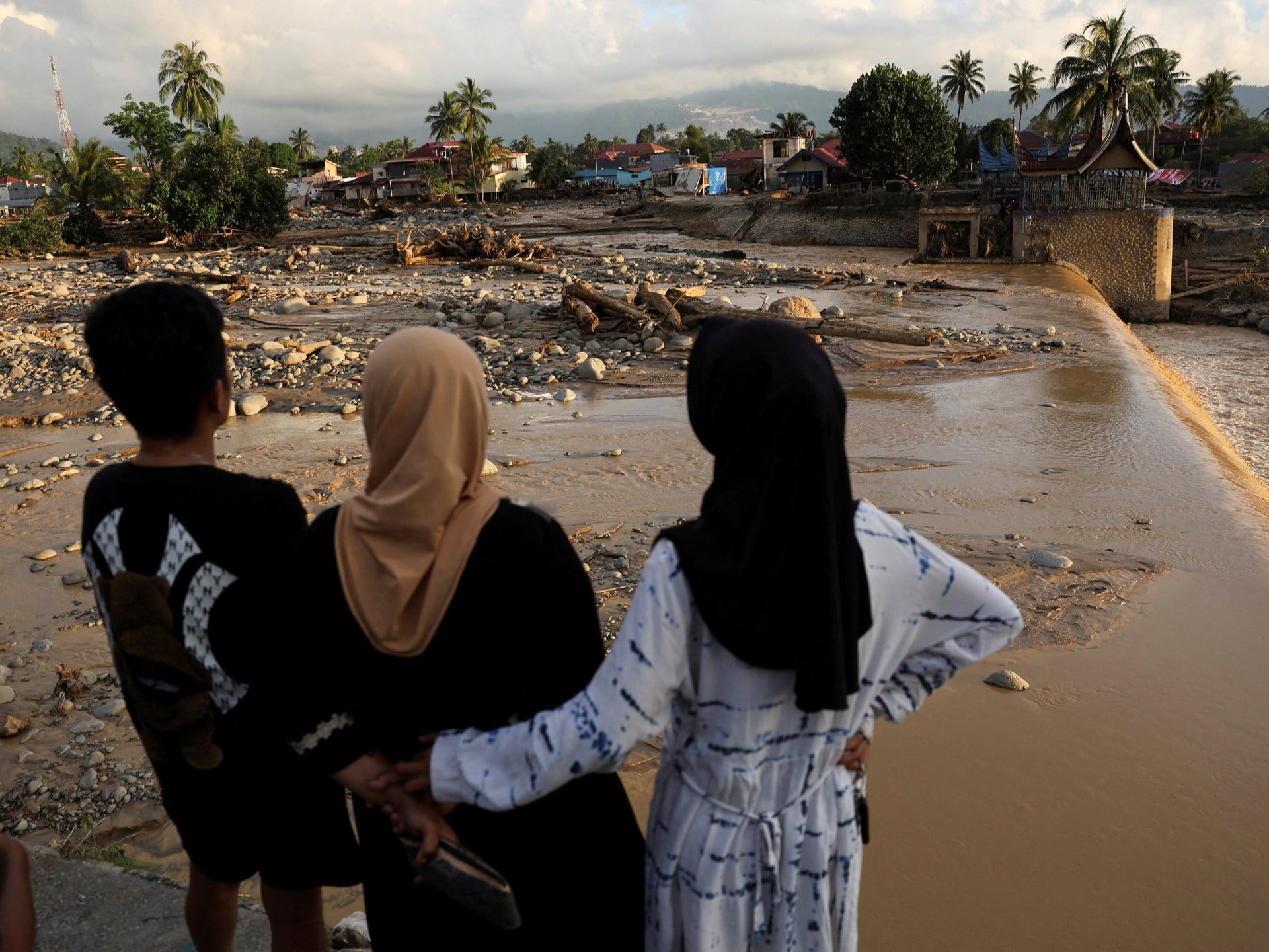 Floods Devastate Southeast Asia: Over 900 Dead