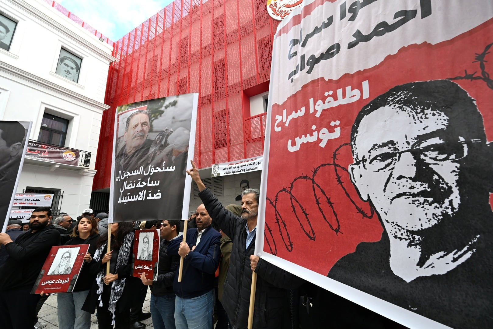Tunisian Workers Rally for Rights Amidst Rising Tensions