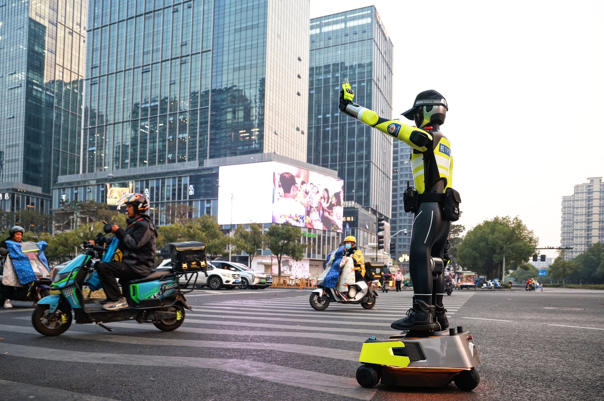 China Unveils AI-Powered Traffic Management Robot ‘Hangxing 1’