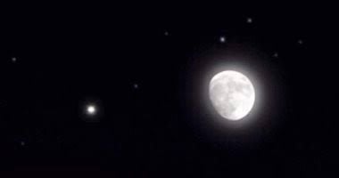 Celestial Alignment: Moon and Jupiter to Grace Night Sky