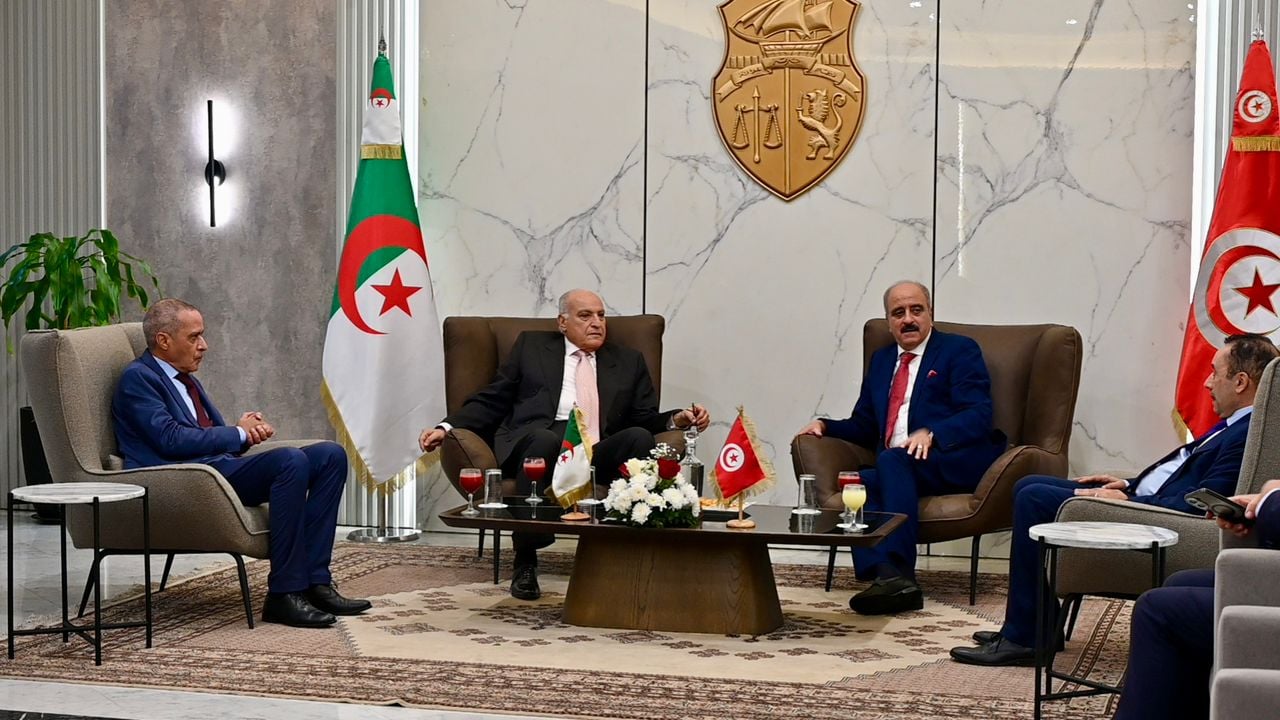 Minister Attaf Embarks on Key Visit to Tunisia