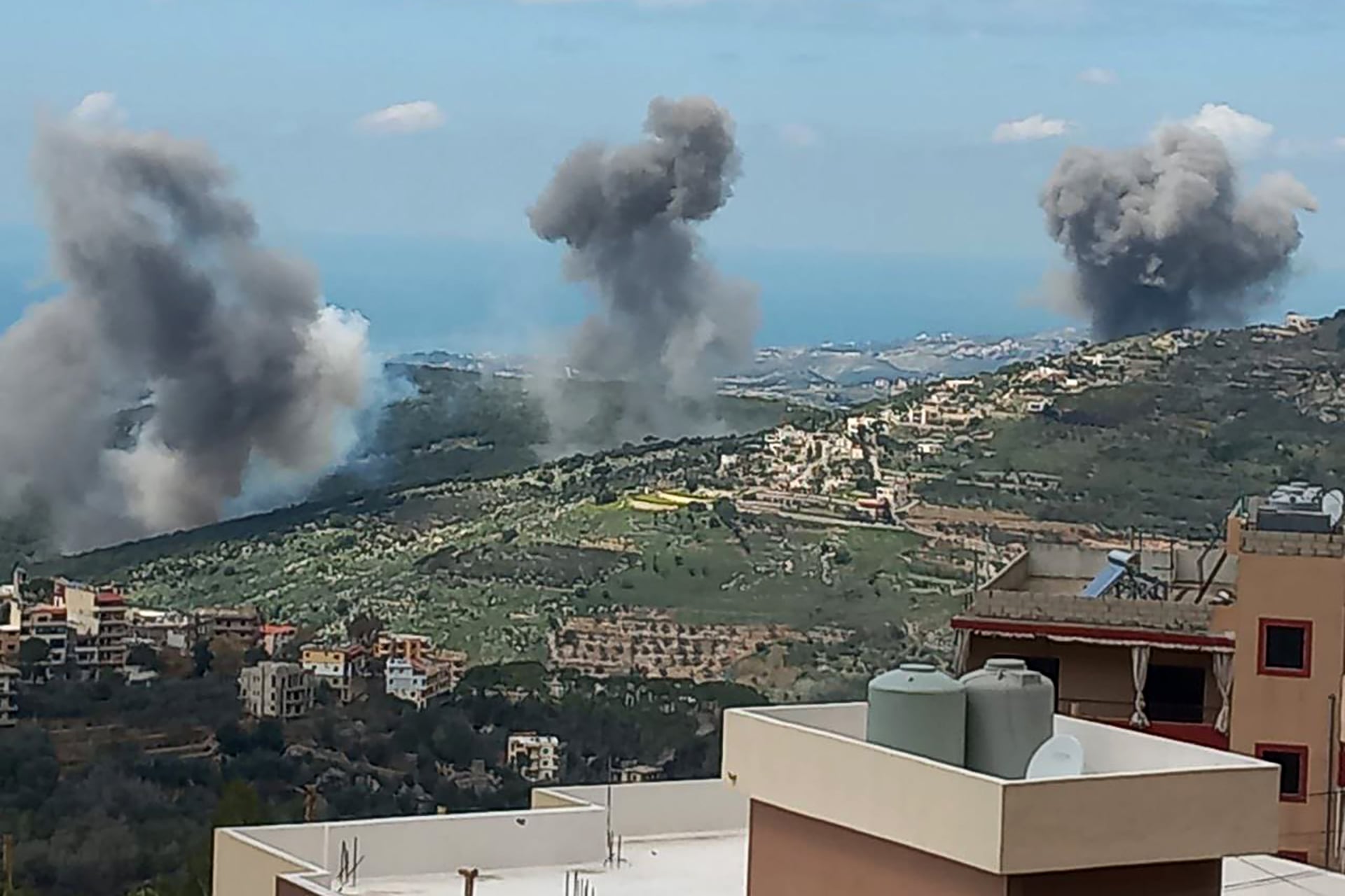 Israeli Airstrikes Target Southern Lebanon Towns