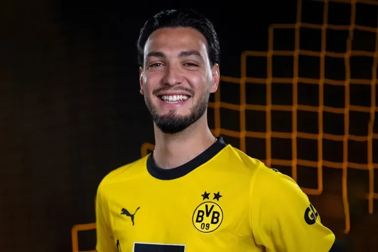 Bensebaini Scores Again, Continues Impressive Form for Dortmund