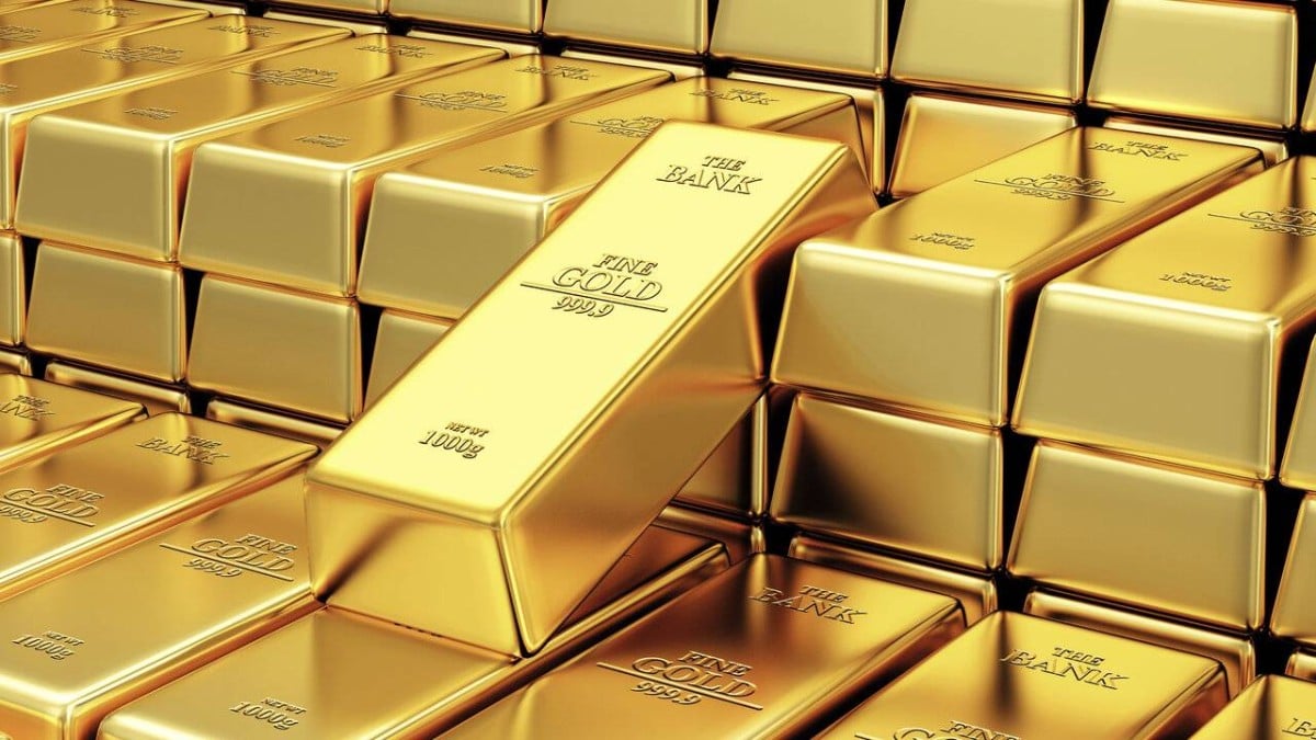 Gold Nears Record High Amid Economic Shifts
