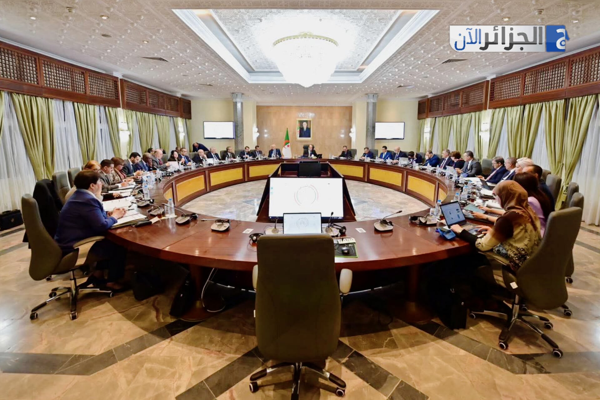 Government Meeting Focuses on Digital Transformation, Infrastructure