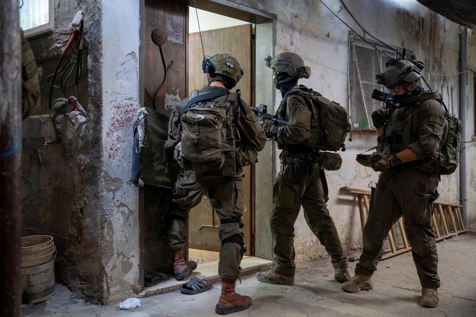 Israeli Forces Detain Palestinians, Injure Others in West Bank Raids