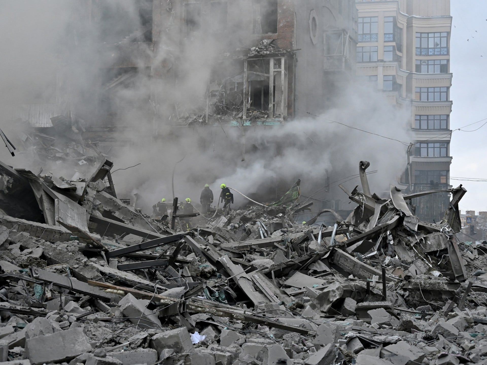 Ukraine Evacuates Thousands Amid Russian Advances in Zaporizhzhia