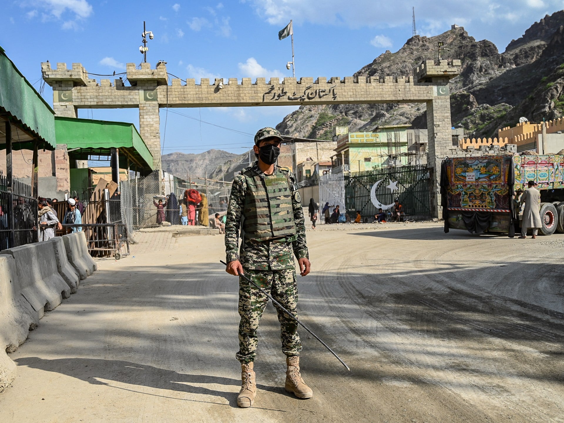 Hundreds of Pakistanis Stranded in Afghanistan Awaiting Border Reopening