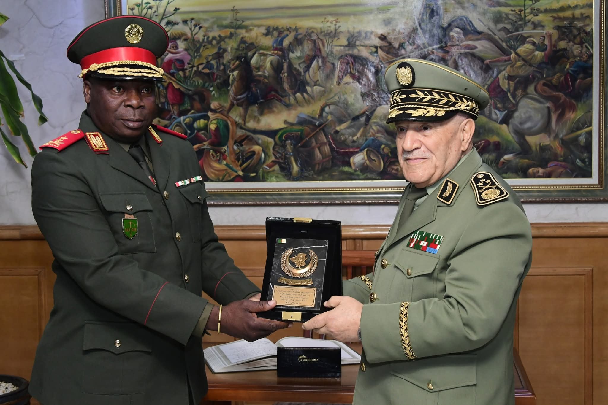 Algerian Land Forces Commander Welcomes Mozambican Counterpart