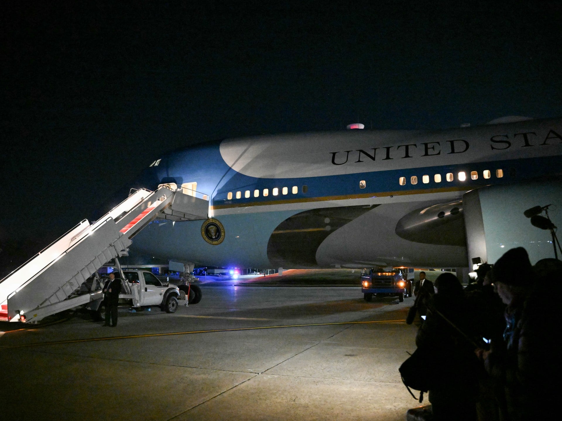 Air Force One Returns After Electrical Glitch