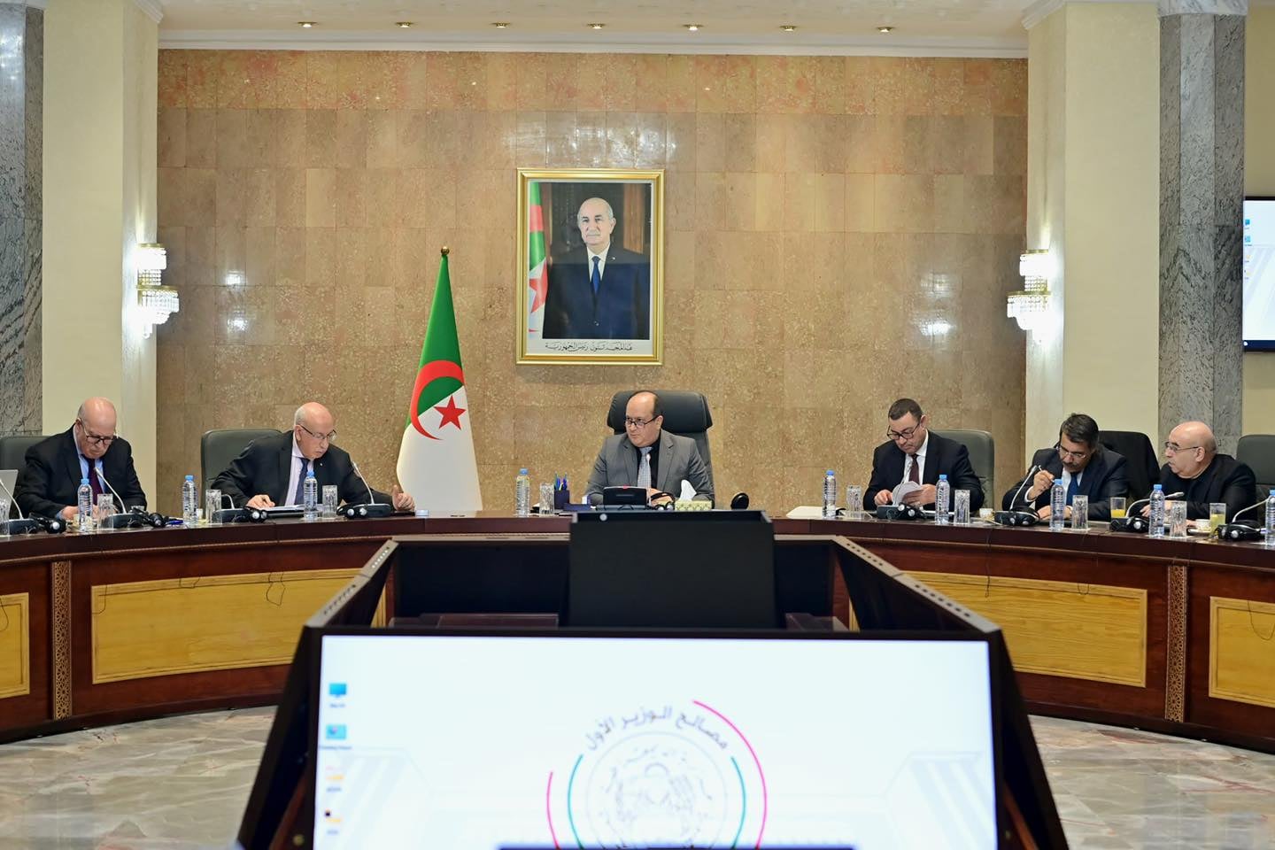 Prime Minister Ghrib Chairs Meeting on Import Regulation