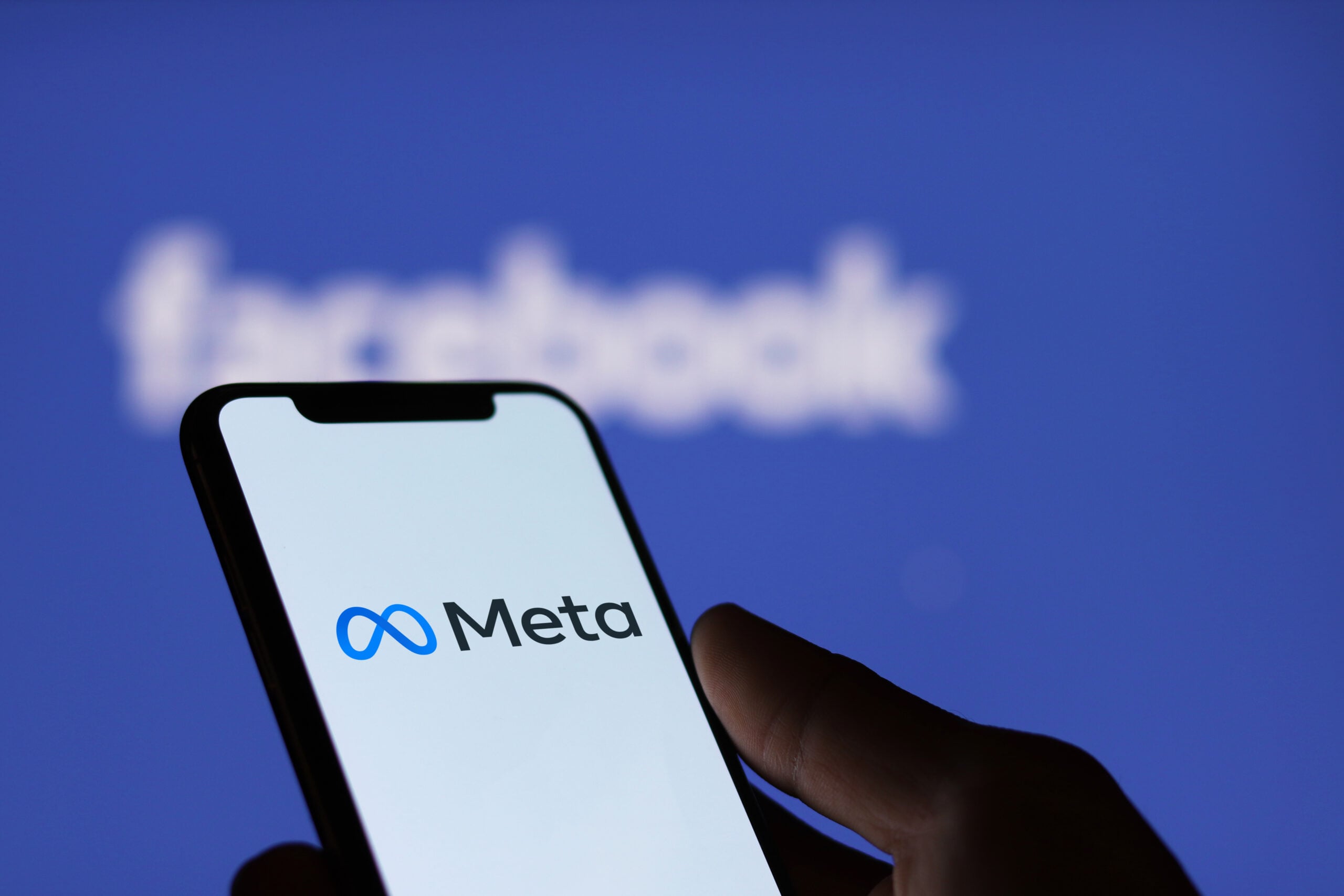 Sudden outage paralyzes Facebook