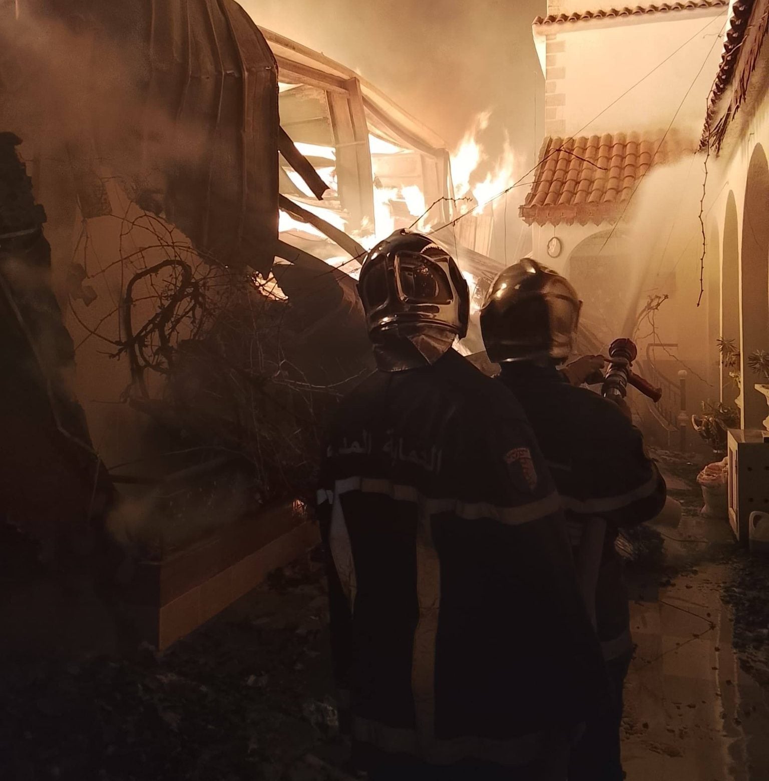 Blida: 4 families evacuated following fire in wood warehouse