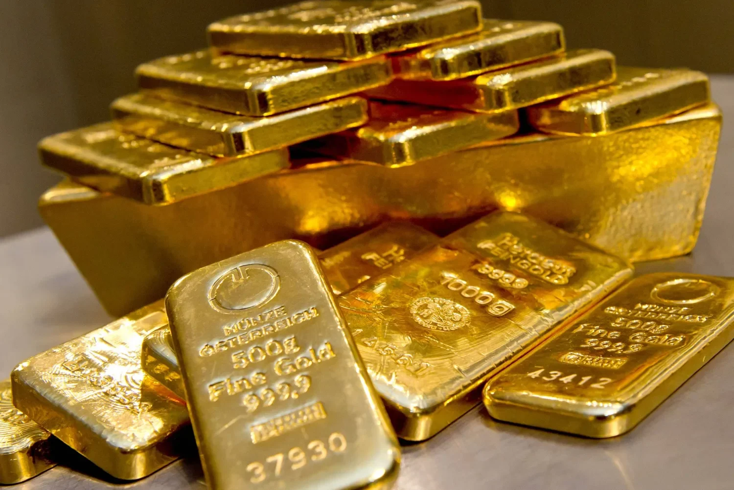 Gold prices continue to decline
