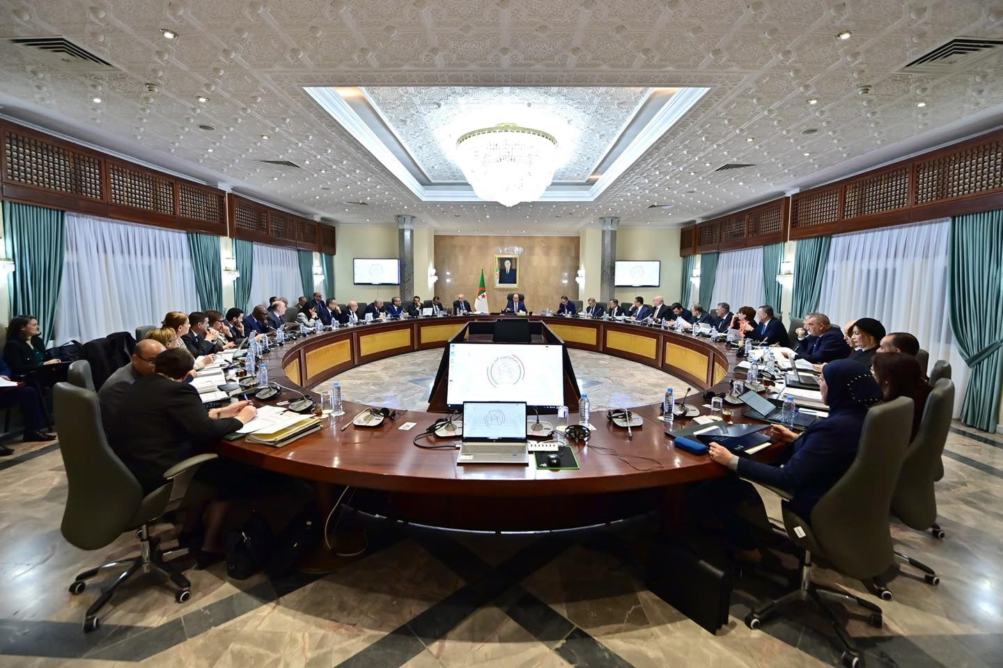 Government Meeting: New Specifications for Private Education Institutions