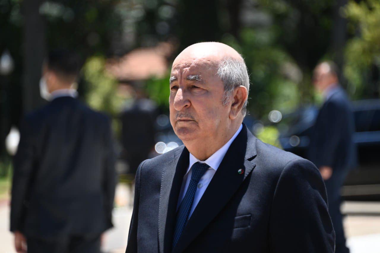 President of the Republic signs the book of condolences