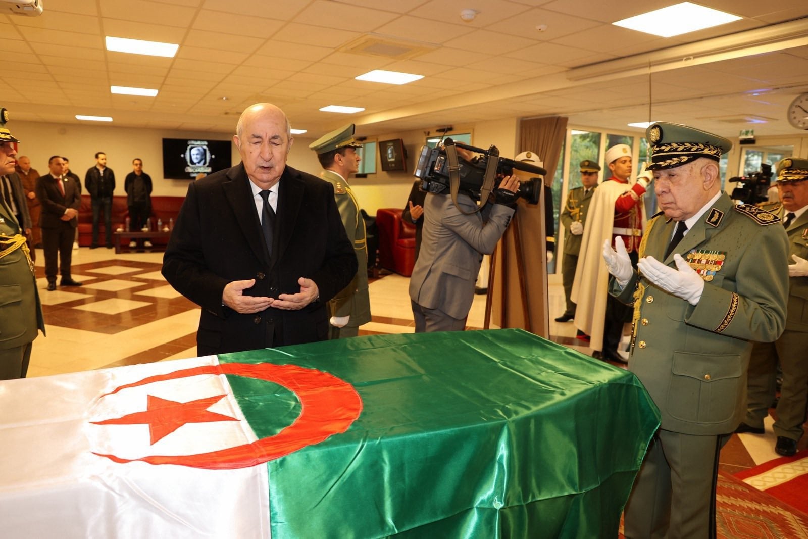 President Tebboune pays final respects to the body of Mujahid Zeroual
