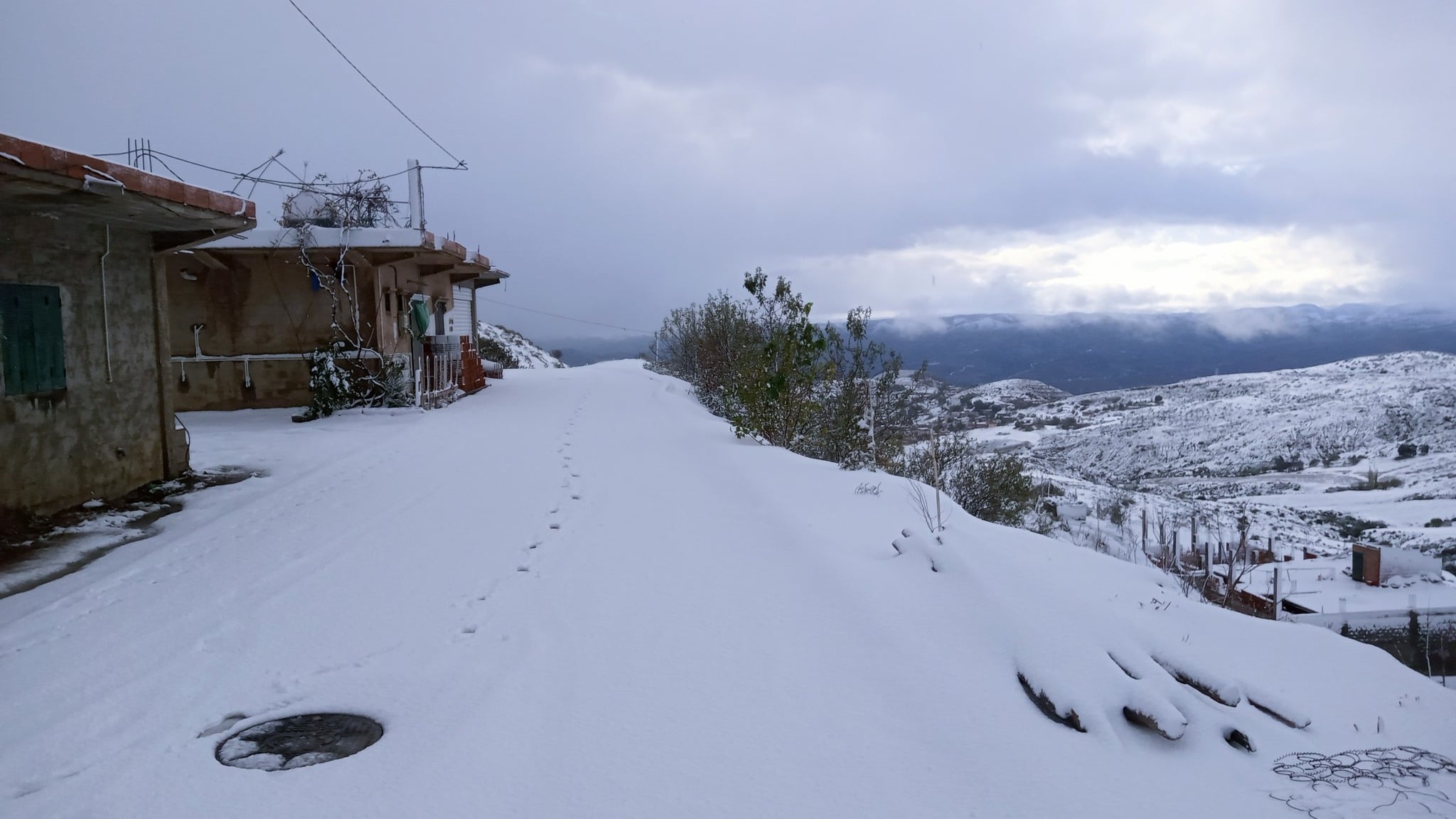 Thunderstorms and Heavy Snow in Several Provinces