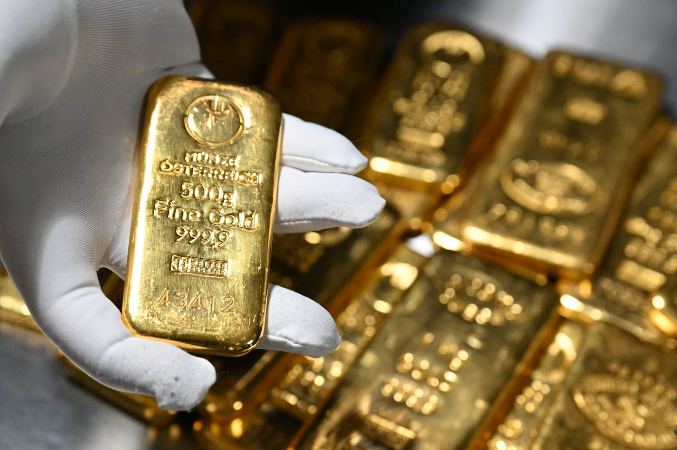 Gold prices rise