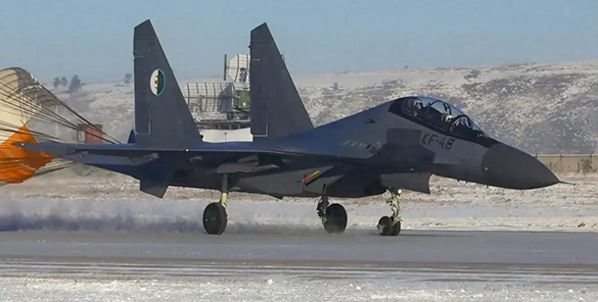 Su-30 Combat Aircraft Land in Niamey for Nigerien Stability