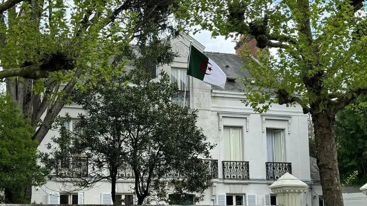Consulates Launch Mobile Services for Algerian Diaspora in France