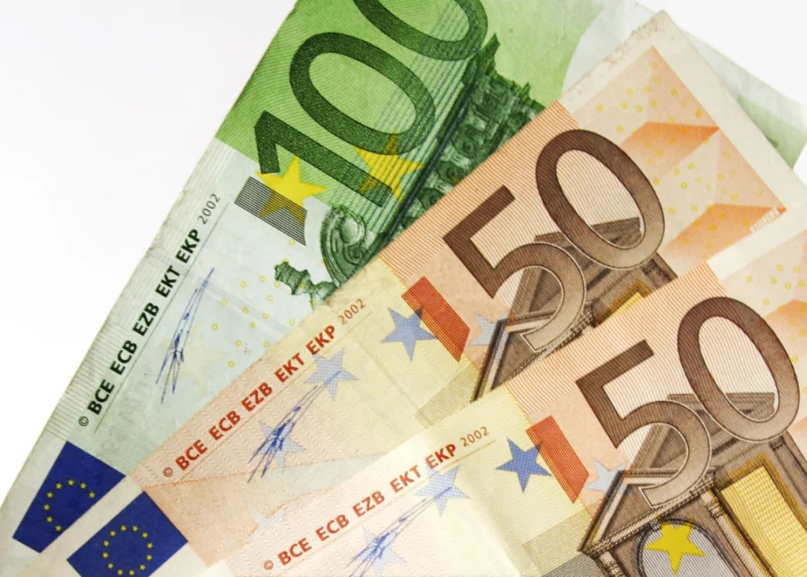Euro Falls to New Low Against Dinar Since August
