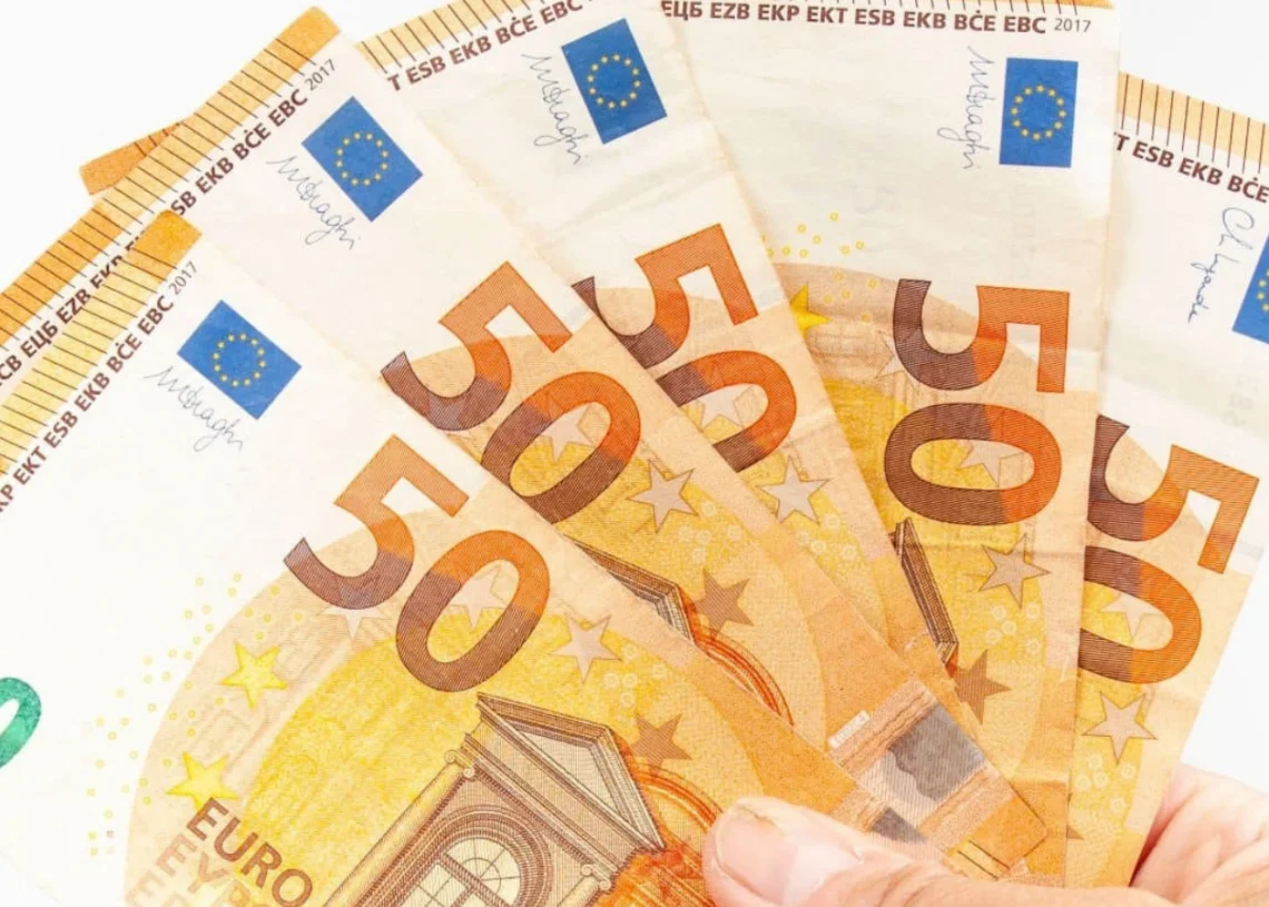 Dinar Appreciates Versus Euro at Start of October