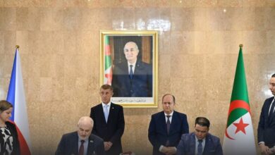 Czech Prime Minister Andrej Babiš and Algerian Prime Minister Sifi Ghrieb oversee the signing of bilateral agreements in Algiers.